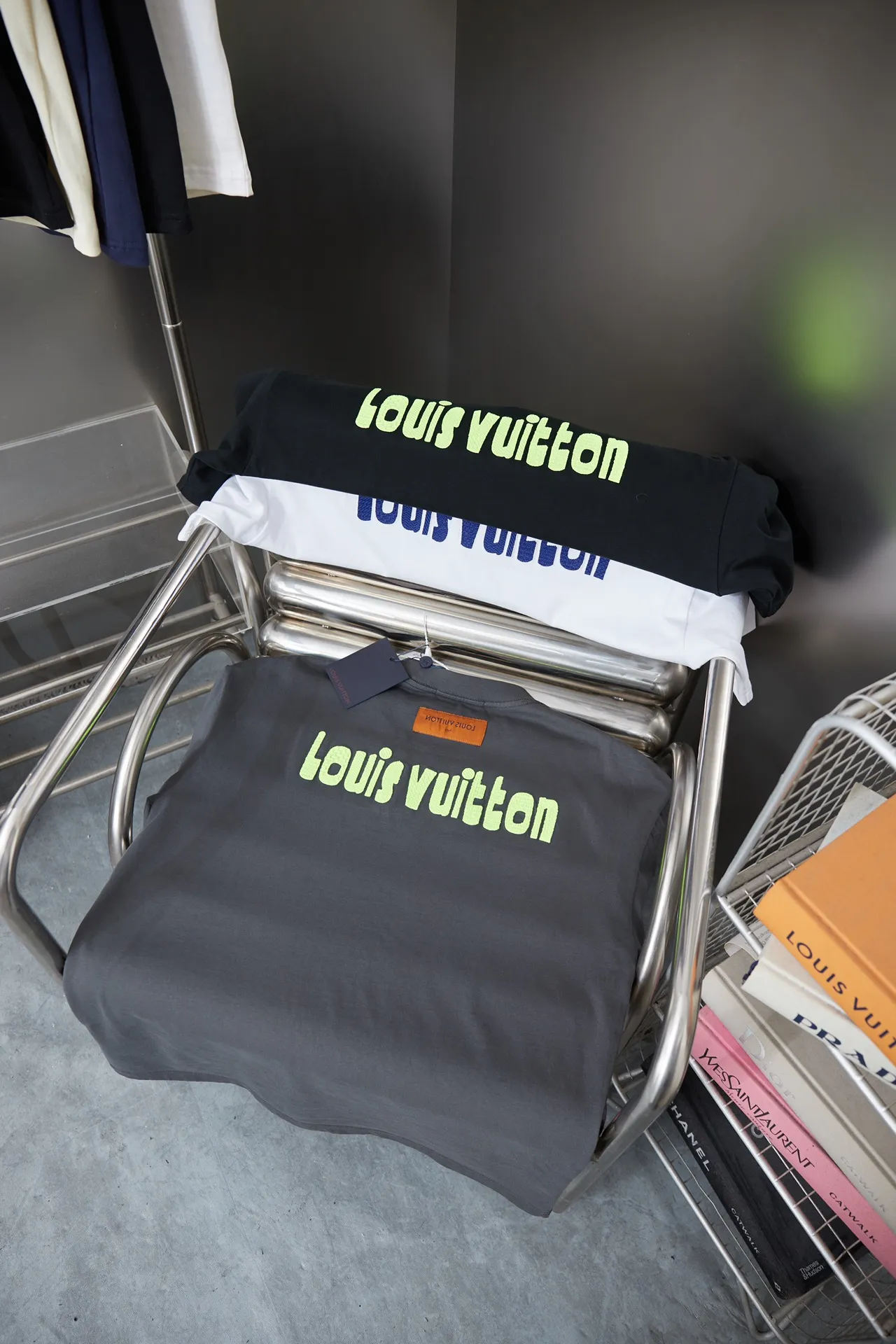 🅿️190 1V 25SS early spring new style embroidered LV letter short sleeves light luxury essential item for daily commuting for men and women Correct version Welcome to compare Detailed features · 320g 100% pure cotton double yarn jersey fabric · Special thickened 32 pieces of double-strand 1X1 thread in the same vat · Imported Tajima machine hollow show embroidery LV letter craft. Ready-made clothes are washed to make the embroidery softer · Double-needle stitching and cross-seam technology · Original main mark, washed tag, brand moisture-proof paper packaging Color: black/white/grey Size: S/M/L/XL